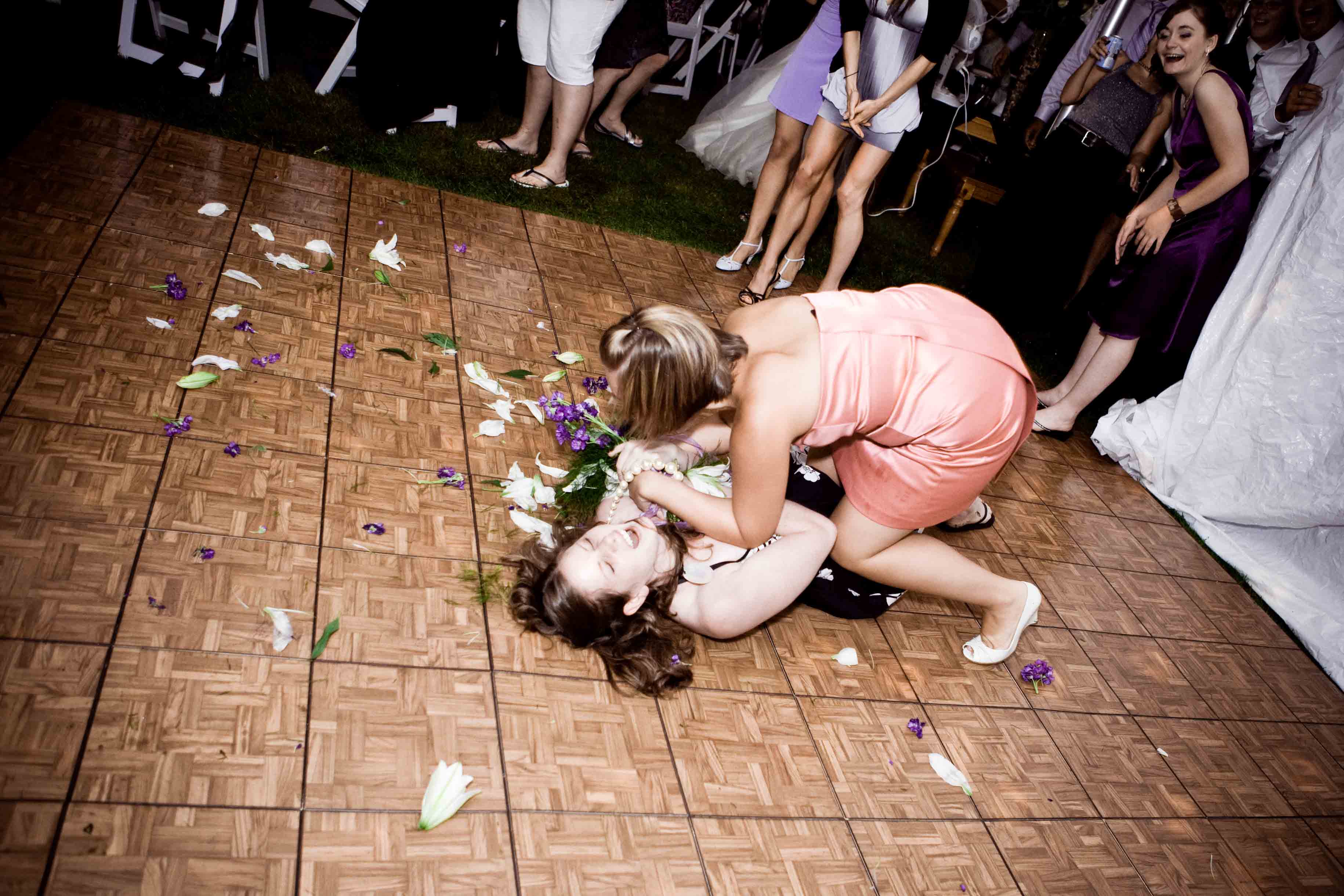 Девушки ловят букет невесты